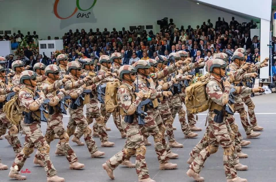 Forces spéciales guinéennes en défilé à Abidjan