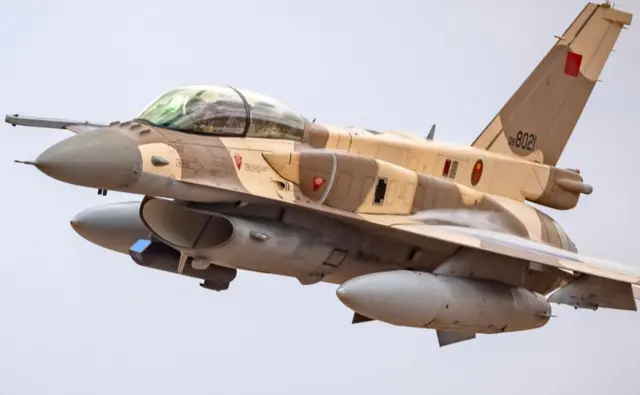 Avion de combat F-16, symbole de la coopération militaire entre le Maroc et les États-Unis.