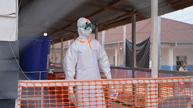 Équipe médicale soignant un patient atteint d'Ebola en RDC