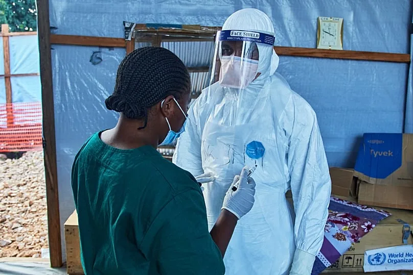 Soignants en discussion au Centre médical de Bunia lors de la crise d'Ebola