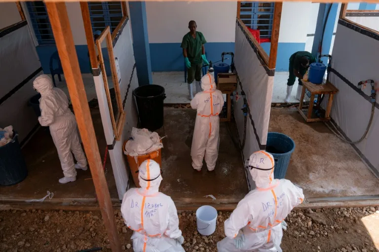 Infirmières soignant un patient dans un centre de traitement Ebola en RDC