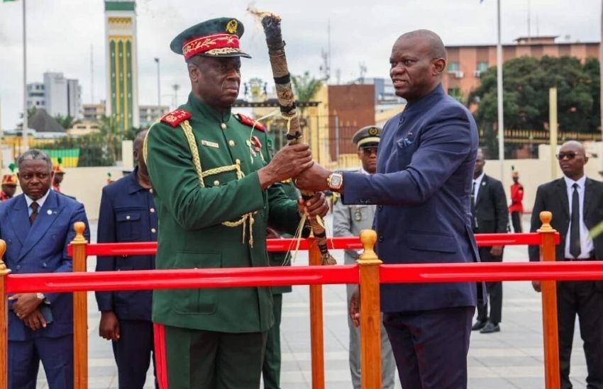 Le président gabonais Brice Clotaire Oligui Nguema et son homologue bissau-guinéen lors d'une cérémonie officielle