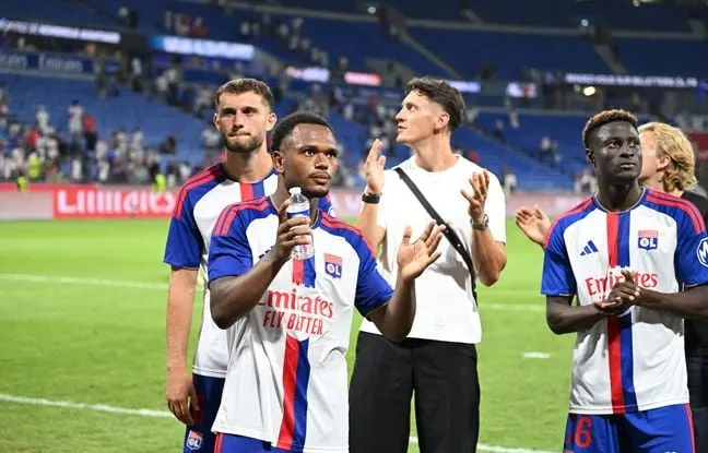 Match de football entre l'OL et Le Havre sous les projecteurs