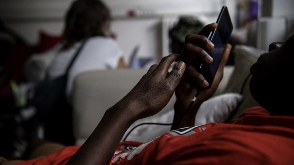 Importation de téléphones au Cameroun : les nouvelles règles douanières transforment le marché local