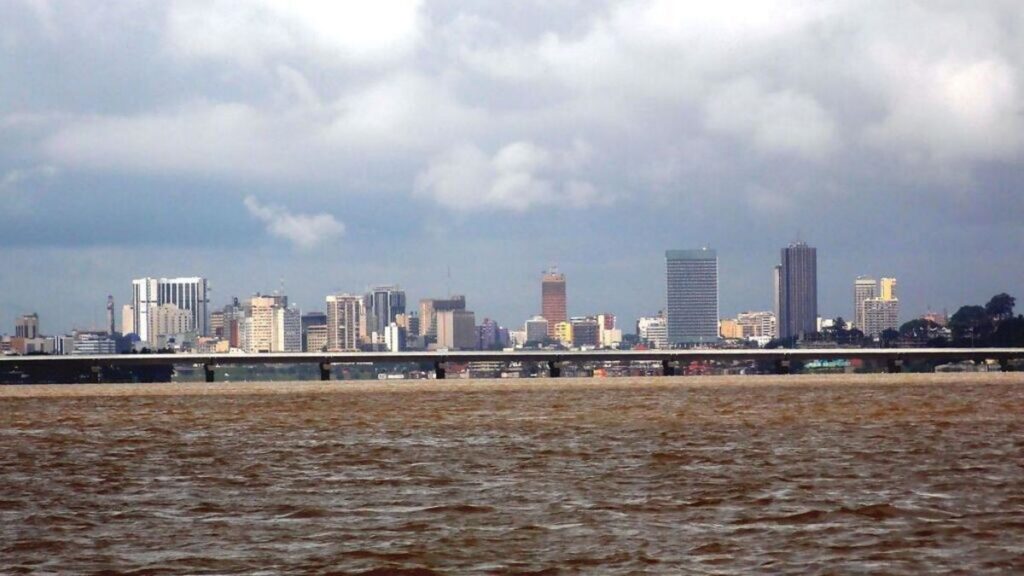 Tensions à Abidjan : un projet d’aménagement relance le conflit entre district et mairie