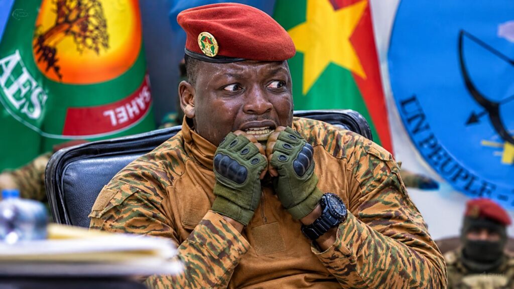 Traoré absent à Moscou : l’écho des remous internes qui menacent l’autorité de Ouagadougou