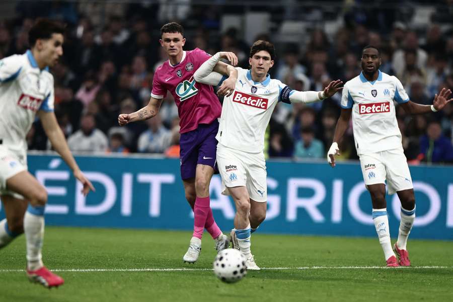Affrontement musclé entre Rasmus Nicolaisen (Toulouse) et Leonardo Balerdi (Marseille) lors d'un quart de finale de Coupe de France en mars 2026 au Vélodrome